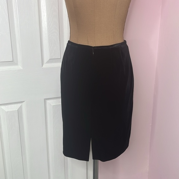 Tahari Black Velvet Pencil Skirt Size 4 Petite - Picture 2 of 9